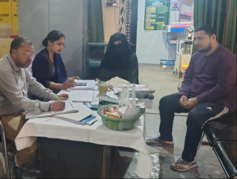 शामली  बरखंड़ी रोड अर्बन अस्पताल में आयोजित आरोग्य मेले में मरीजों की जांच करते चिकित्सक । संवा