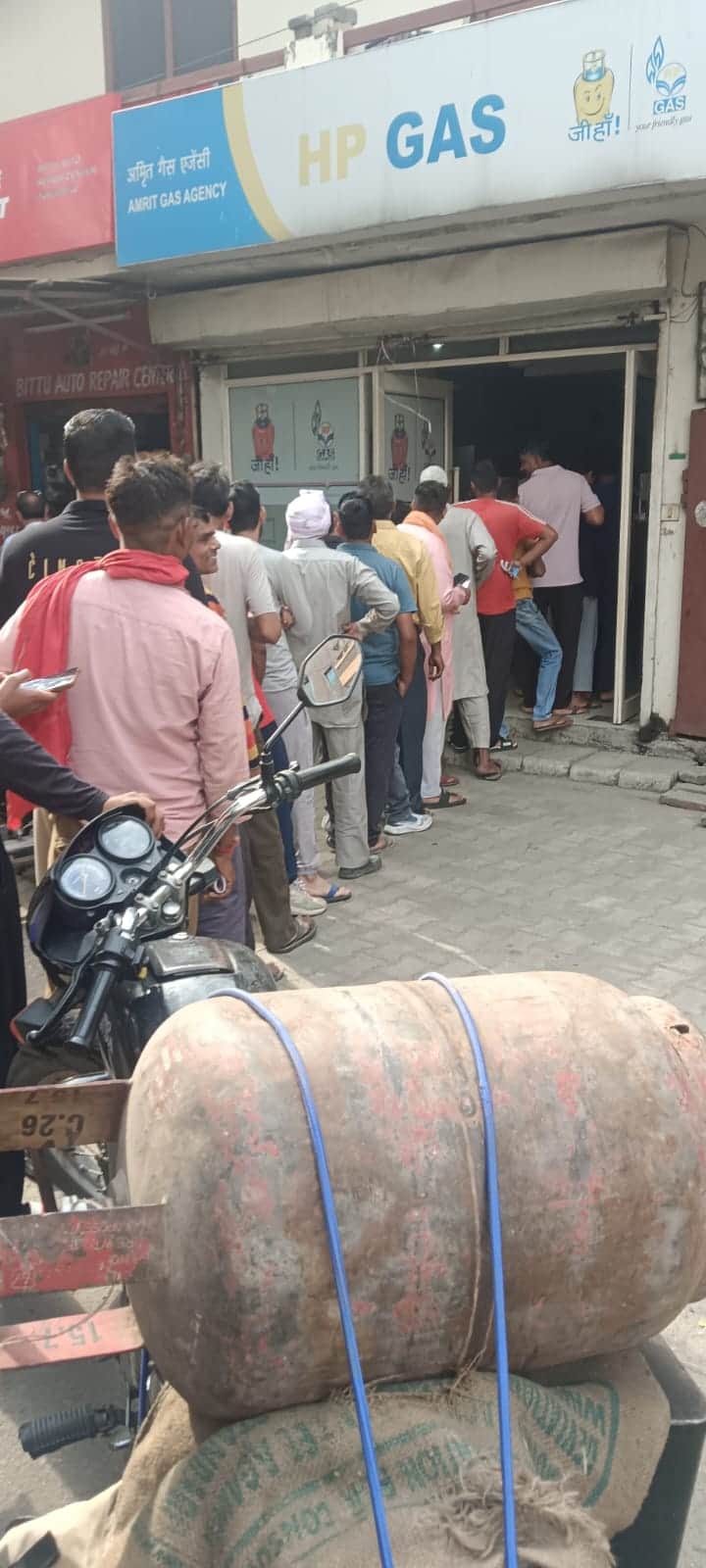 तेजली में गैस एजेंसी पर लगी लोगों की भीड़। संवाद