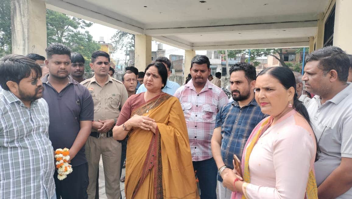 तालाब के नवीनीकरण का शुभारंभ करने के बाद लोगों से बातचीत करतीं मेयर । प्रवक्ता