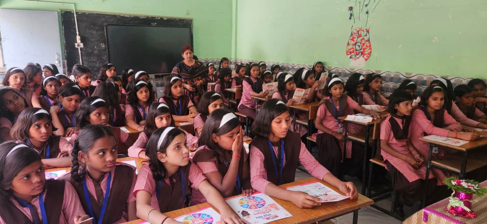 तिलहर नगर क्षेत्र के कस्तूरबा गांधी आवासीय बालिका में पुलिस की पाठशाला कार्यक्रम में उपस्थित छ