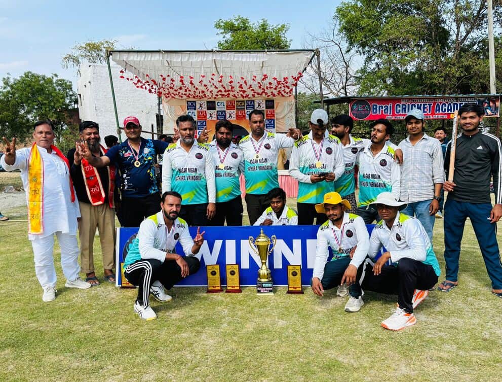 ट्रॉफी के साथ मौजूद नगर निगम की टीम के खिलाड़ी।