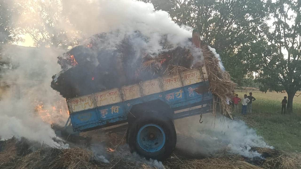 ट्रैक्टर-ट्राली में लगी आग। स्रोत- संवाद