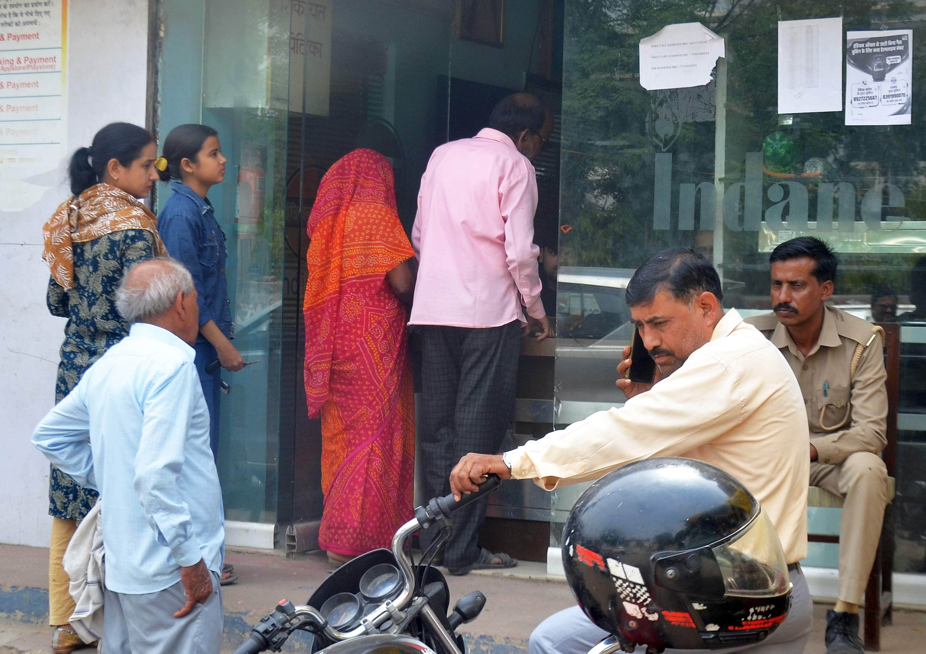 टाउनहॉल स्थित गैस एजेंसी पर सिलिंडर बुक कराने के लिए खड़े ग्राहक। संवाद