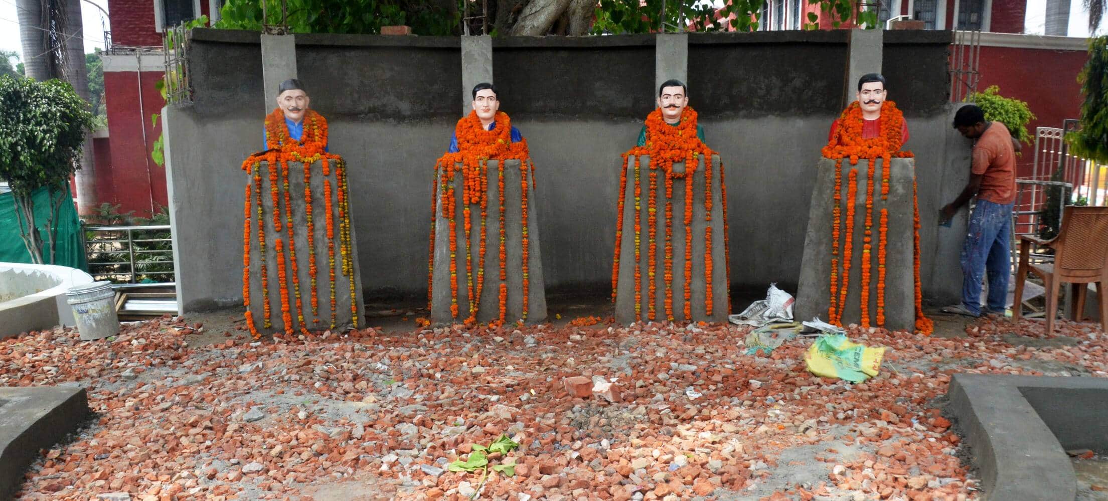 टाउनहॉल स्थित नगर निगम परिसर में लगीं अमर बलिदानियों की प्रतिमाएं। संवाद