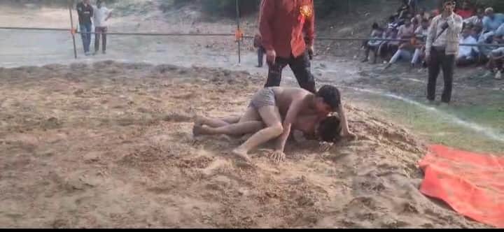 दंगल में प्रतिभाग करते खिलाड़ी