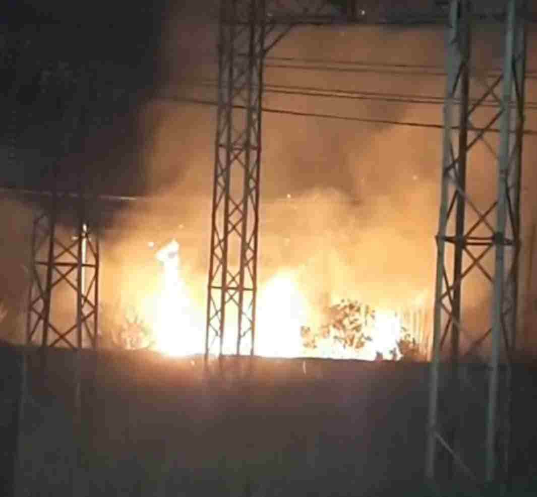 दिल्ली बाईपास पर सब स्टेशन के पास सरकंडों में लगी आग।