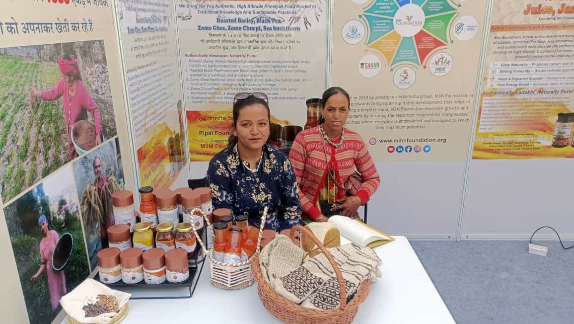दिल्ली में किसान कुंभ में स्पीति की महिलाएं अपने स्थानीय उत्पादों की प्रदर्शनी लगाती हुई।-संस्थ