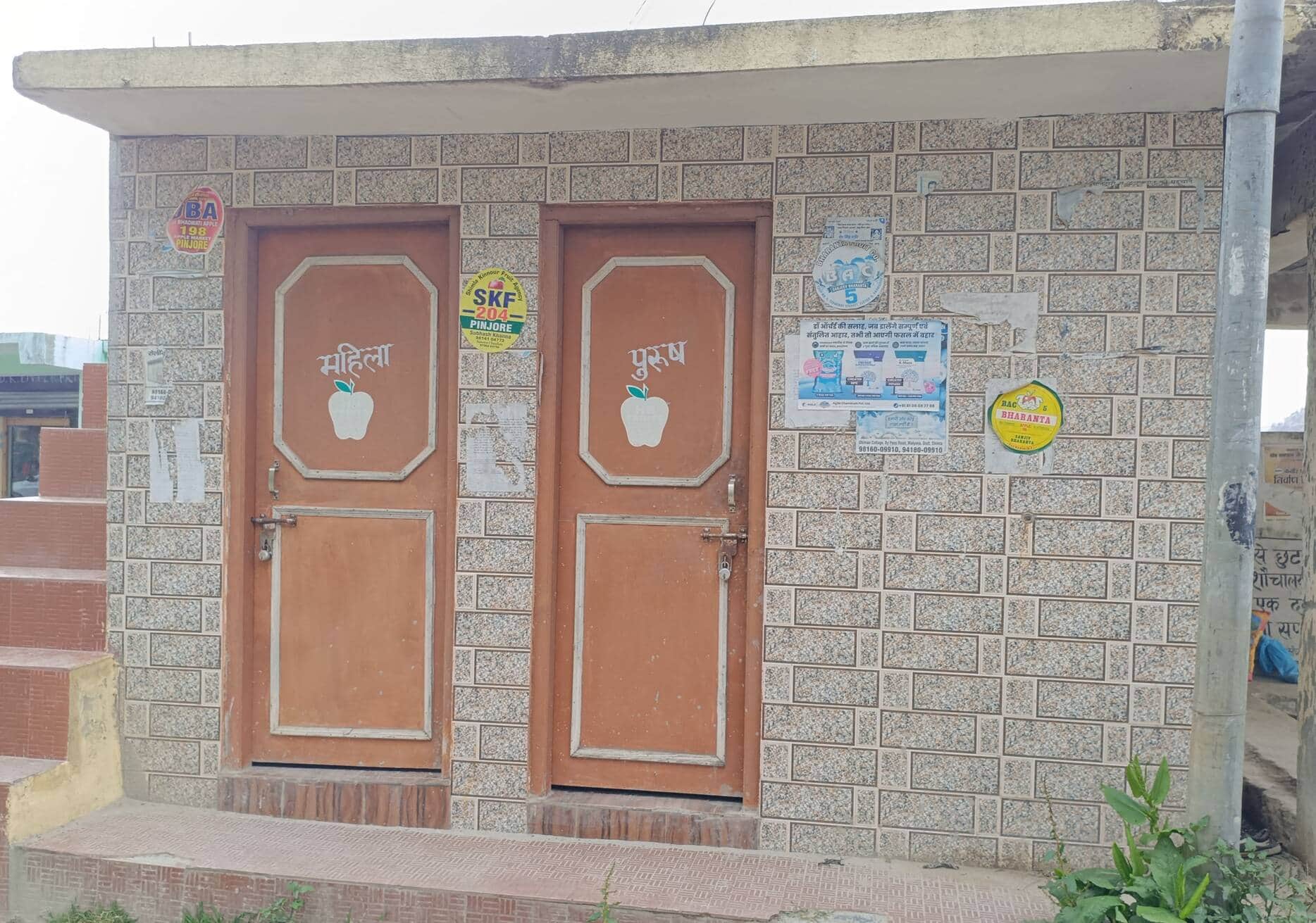 दलाश बस अड्डे में बने सार्वजनिक शौचालय में 6 माह से लटका ताला। संवाद