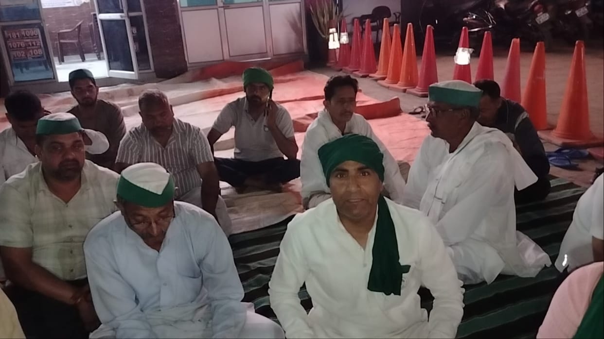 BKU staged a sit-in at Daurala police station to protest the arrest of Rakesh Tikait.
