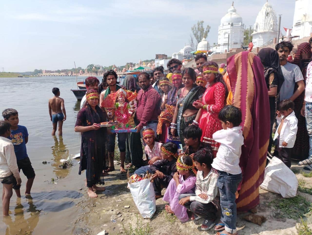 देवी पप्रतिमा का यमुना घट पर विसर्जन से पूर्व पूजन करते माता के भक्त