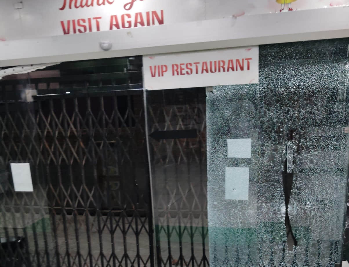 देवबंद होटल में फायरिंग से टूटे शीशे। संवाद