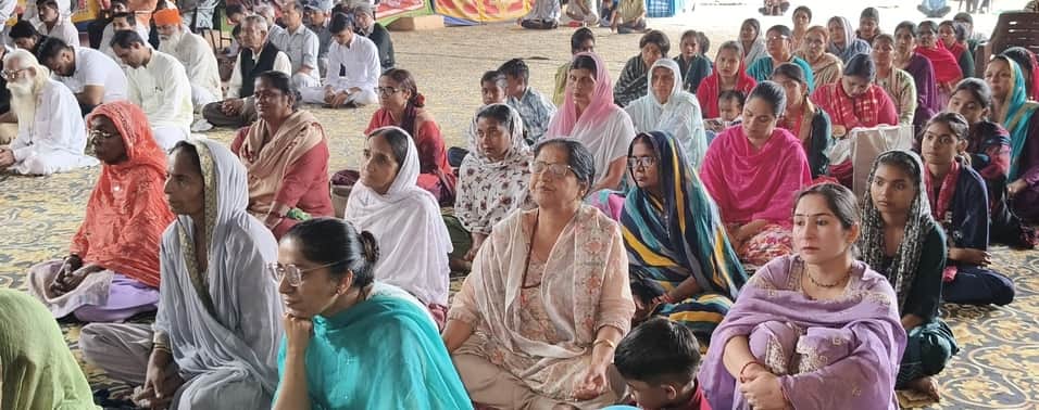  दिव्य ज्योति जागृति संस्थान आश्रम हनुमान गेट में उपस्थित श्रद्धालु। आयोजक