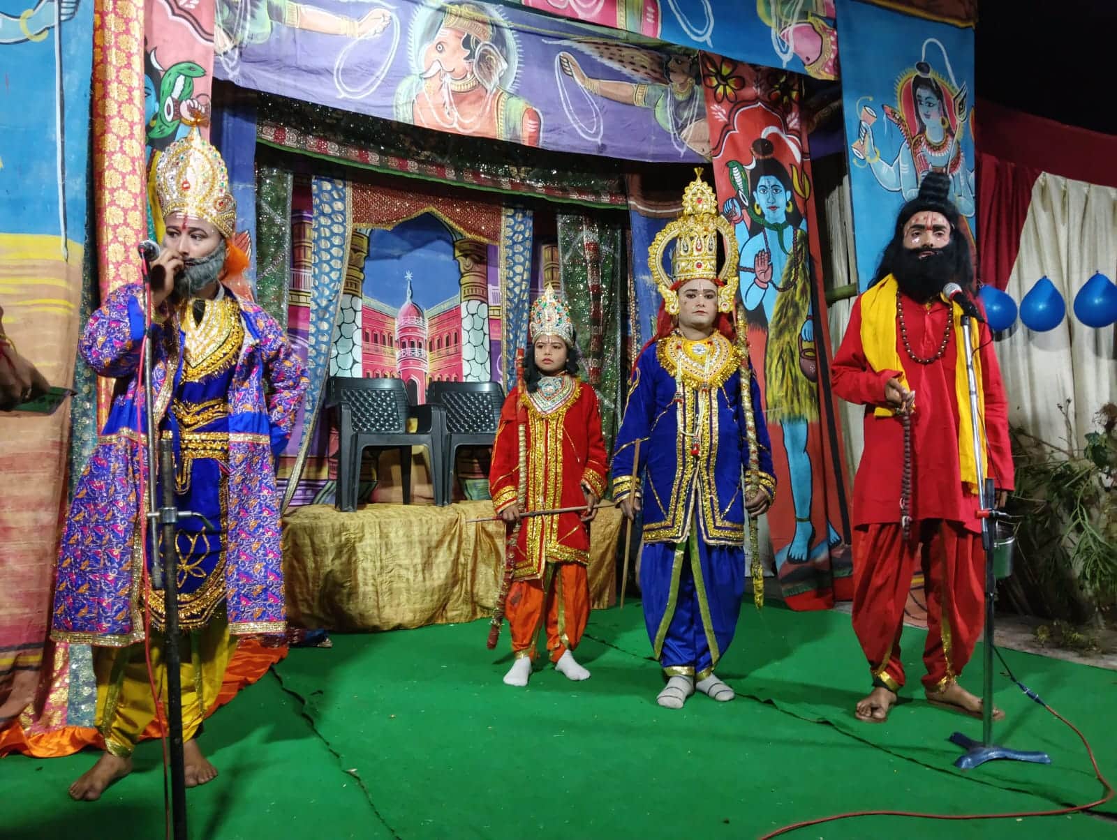 धनुष यज्ञ में गुरु विश्वामित्र के साथ मौजूद राम ओर लक्ष्मण।- सोशल मीडिया।