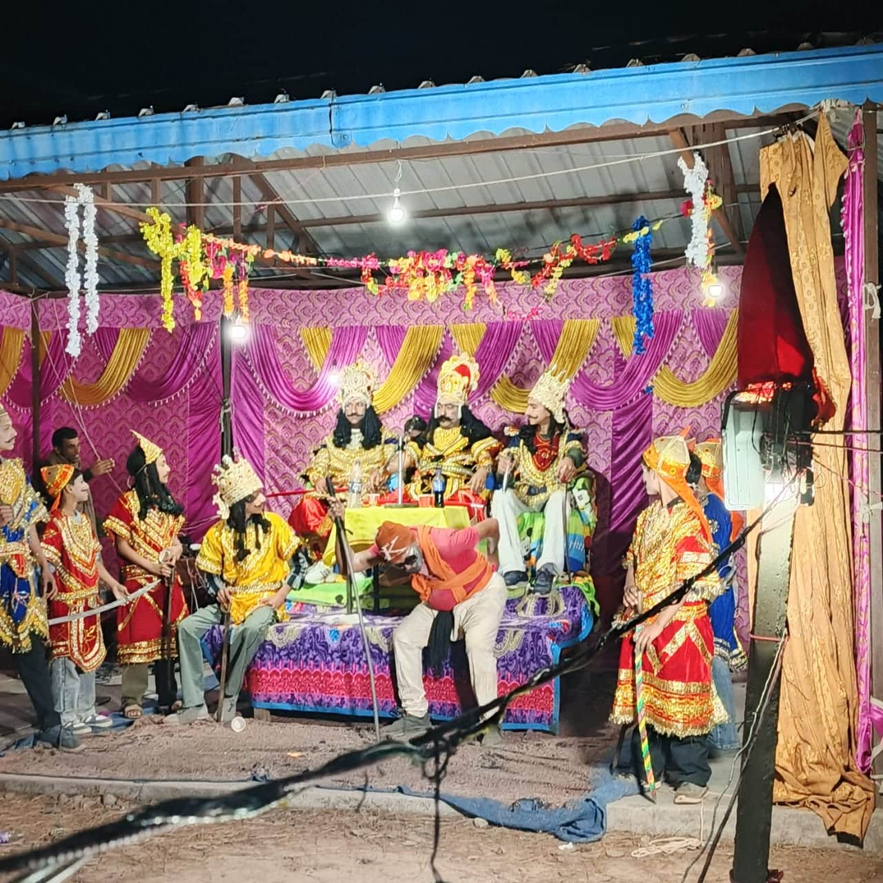 धार डूगनु गांव में दृश्य का मंचन करते कलाकार। स्रोत रामलीला कमेटी।