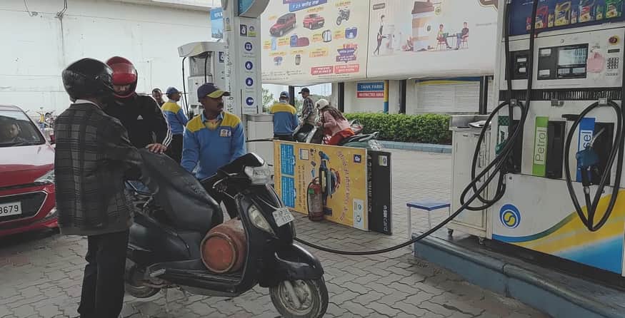 धर्मशाला के कोतवाली बाजार के पैट्रोल पंप पर दोपहिया वाहन में पैट्रोल भरवाते हुए वाहन चालक। अमर 