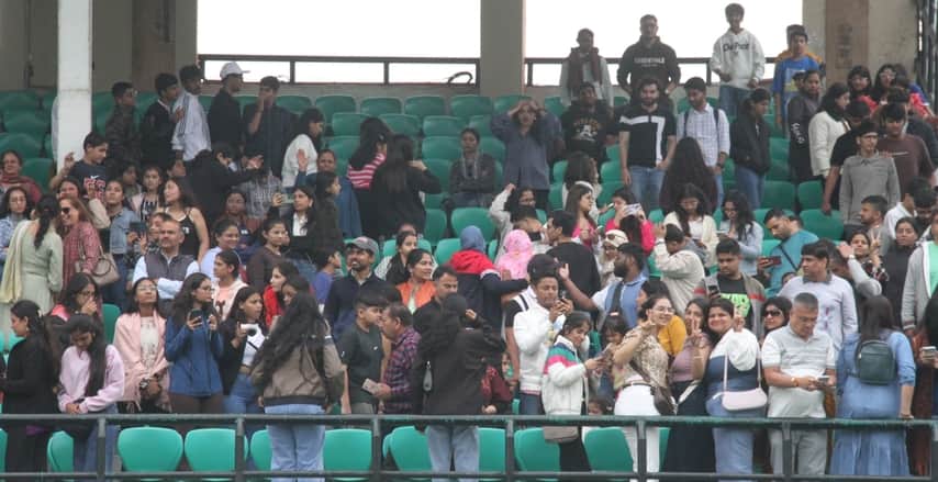 धर्मशाला में बारिश के बाद मौसम साफ हुआ तो क्रिकेट स्टेडियम में उमड़ी पर्यटकों की भीड़। अमर उजाल