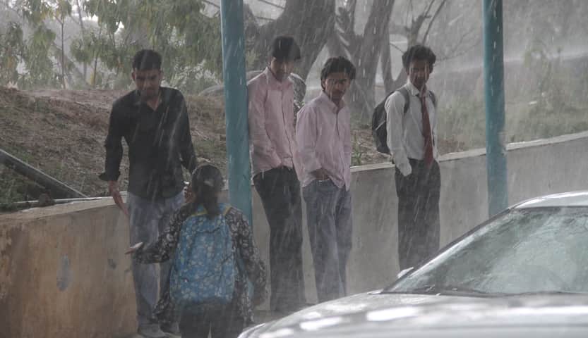 धर्मशाला में सोमवार को दोपहर को मौसम ने अचानक करवट बदली और बारिश का दौर शुरू हो गया।  इस बारिश 