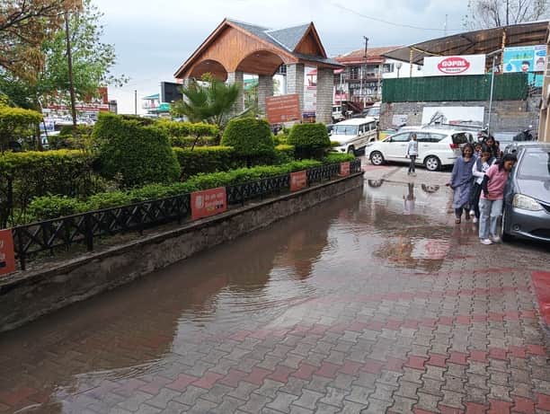 धर्मशाला स्थित उपायुक्त कार्यालय परिसर में बारिश का पानी जमा होने से आने जाने वाले लोगों को हो 