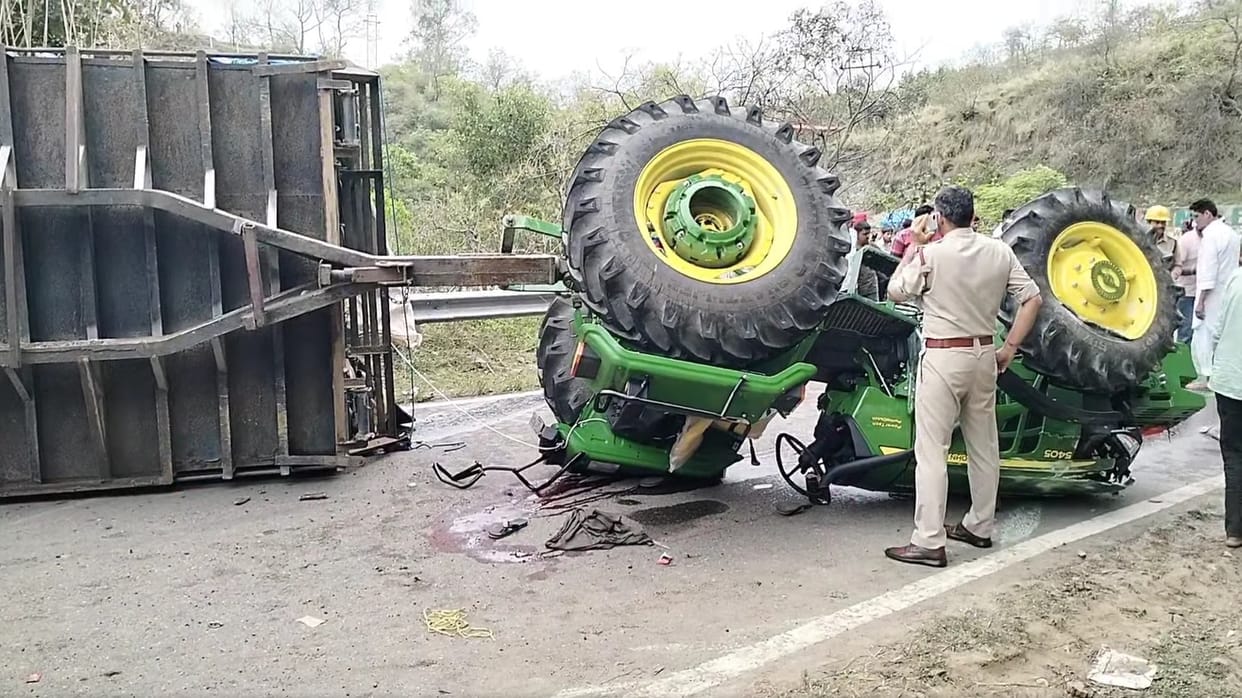 A trolley full of devotees from Haryana overturned on the road, 11 injured, one youth referred to PGI.