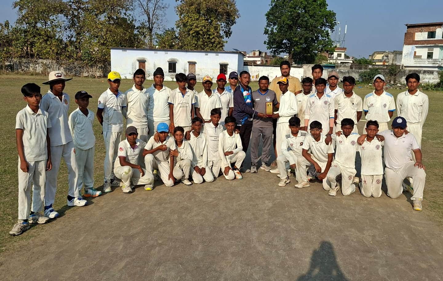 विजेता टीम खिलाड़ियों को सम्मानित करते अतिथि स्रोत आयोजक