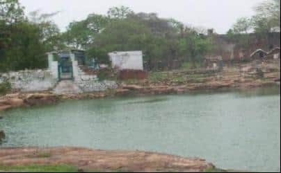 विजयगढ़ दुर्ग स्थित सरोवर और उसके किनारे मजार जिसके मिरन नामकरण पर उठाए जा रहे सवाल, संवाद