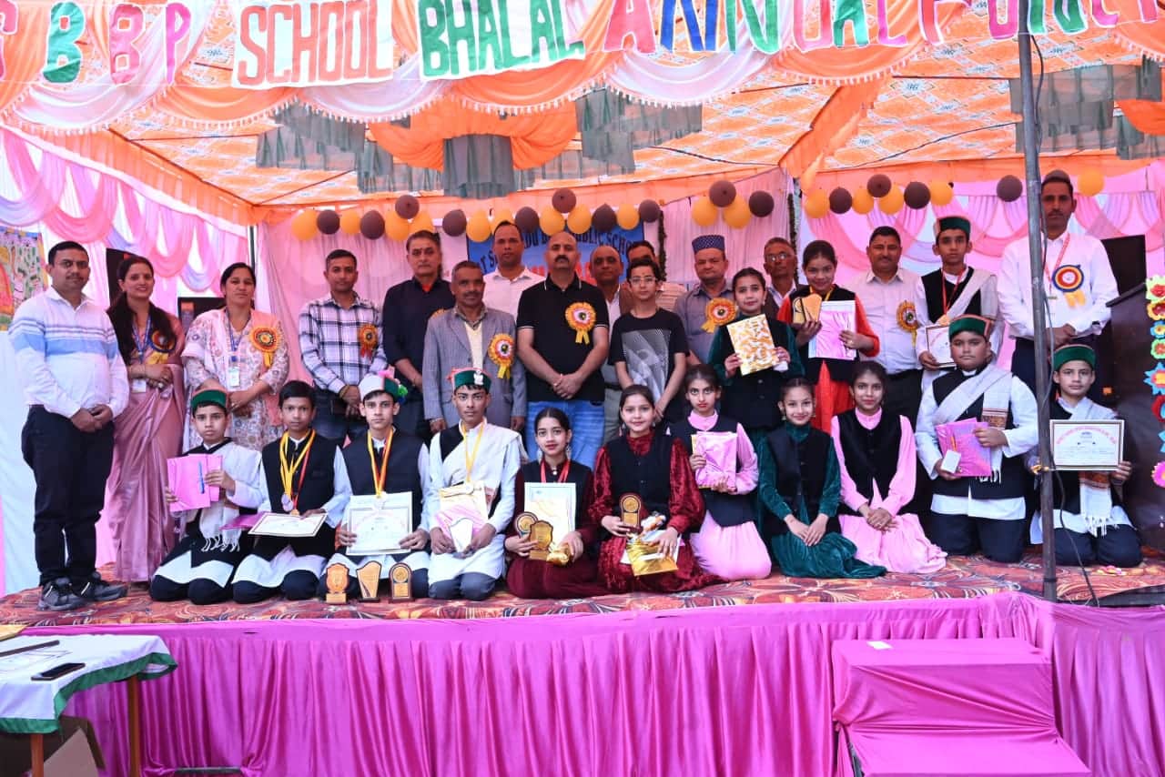 वार्षिक समारोह भलग में सांस्कृतिक कार्यक्रम प्रस्तुत करते विद्यार्थी और सम्मानित करते अतिथि। स्