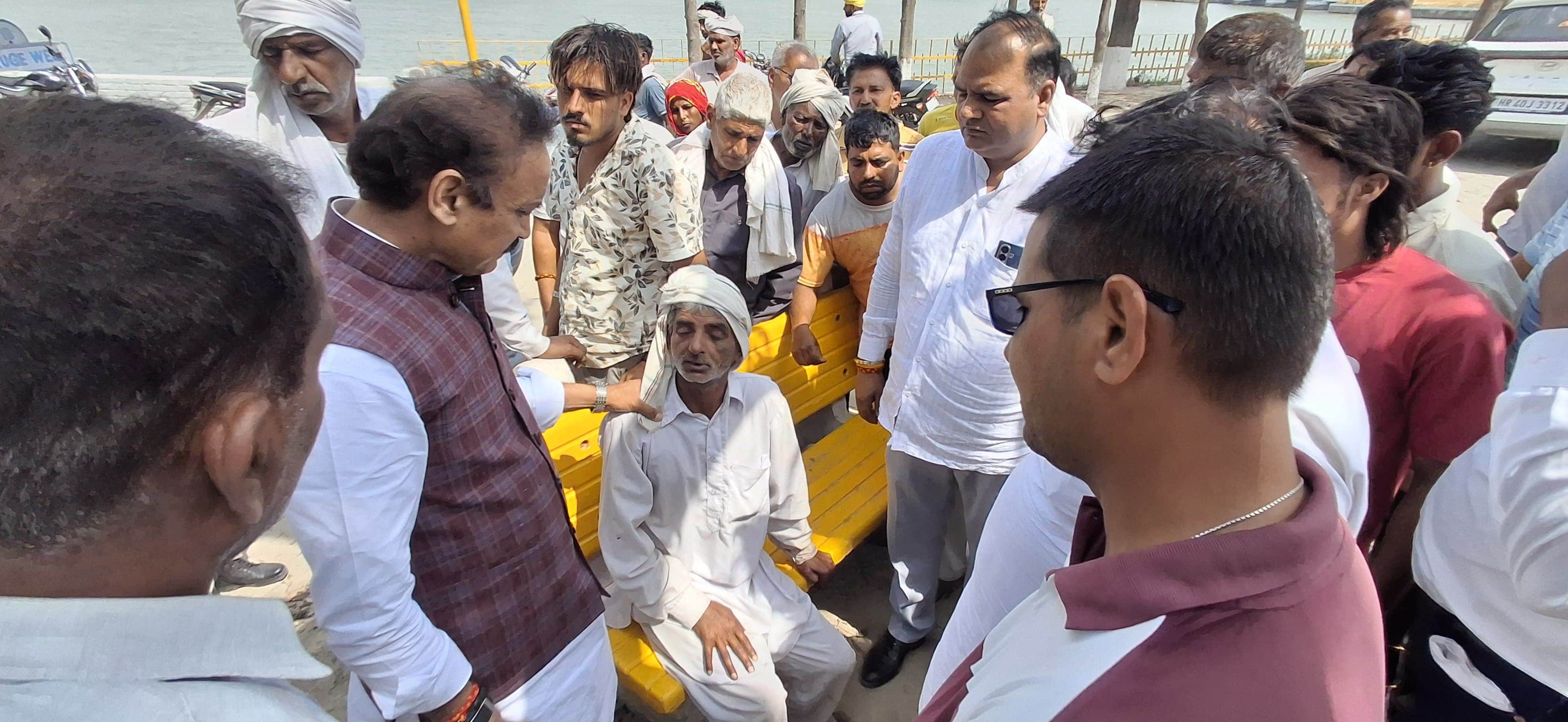 युवक के  परिवार को सांत्वना देते विधायक योगेंद्र राणा व मार्केट कमेटी के अध्यक्ष प्रवीण राणा । 