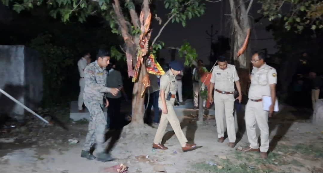 युवती की हत्या के बाद मौके पर मौजूद पुलिस बल।