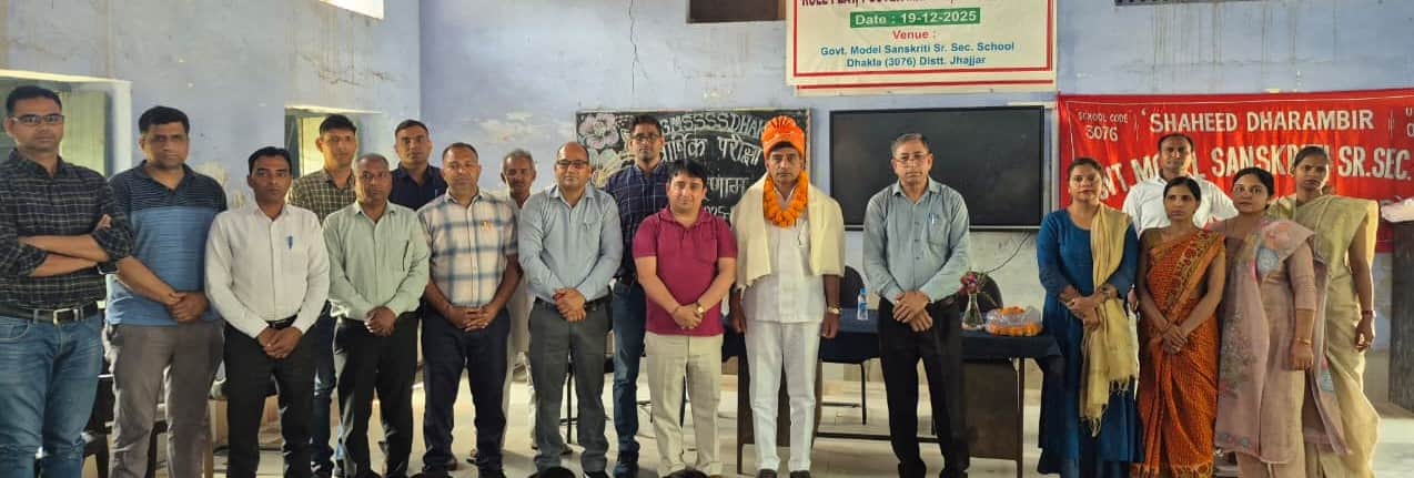 30jjrp03- राजकीय मॉडल संस्कृति वरिष्ठ माध्यमिक विद्यालय ढाकला में बच्चों को सम्मानित करते अतिथ