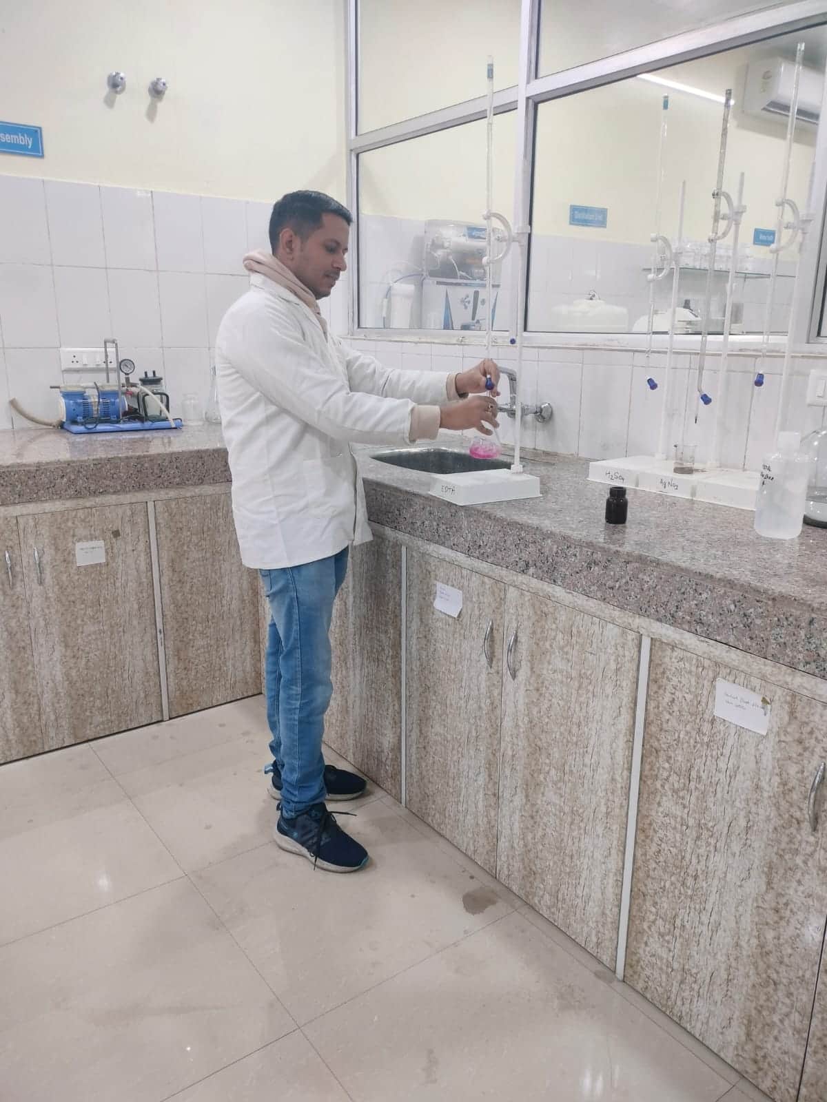 30jjrp05- जन स्वास्थ्य विभाग की लैब में टेस्ट करते कर्मचारी। स्रोत : विभाग