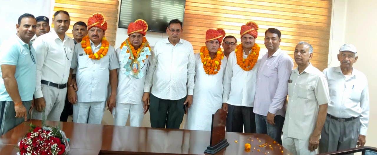 31जेएनडी03-सेवानिवृत कर्मचारियों को विदाई देते कल्याण निरीक्षक महेंद्र सिंह। स्रोत पुलिस