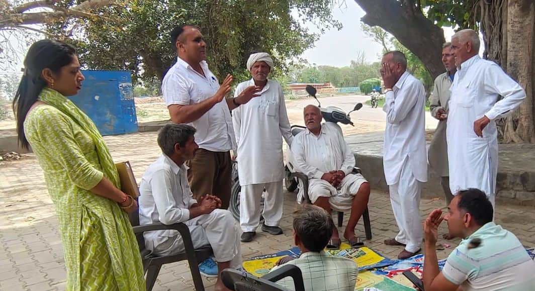 31जेएनडी04-धमतान साहिब में लोगों को नशा के प्रति जागरूक करते हुए उप निरीक्षक नरेश कुमार। स्रोत 