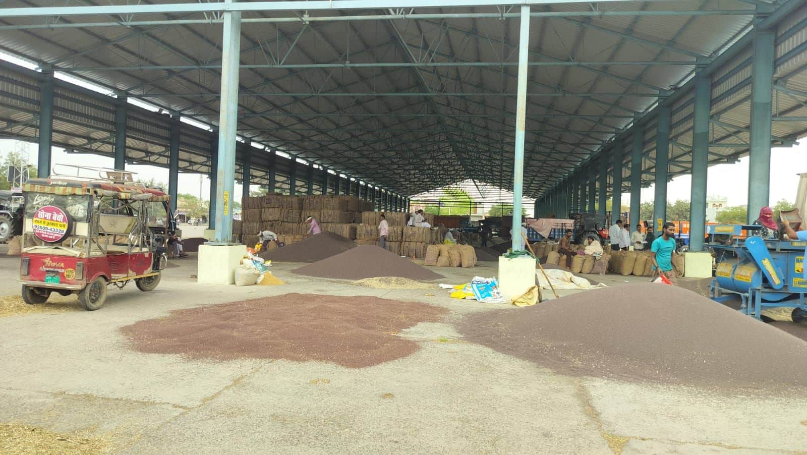 31जेएनडी06: शहर की नई अनाज मंडी में गेहूं खरीद की तैयारियों के चलते पहुंचे बारदाना का लगा ढेर व