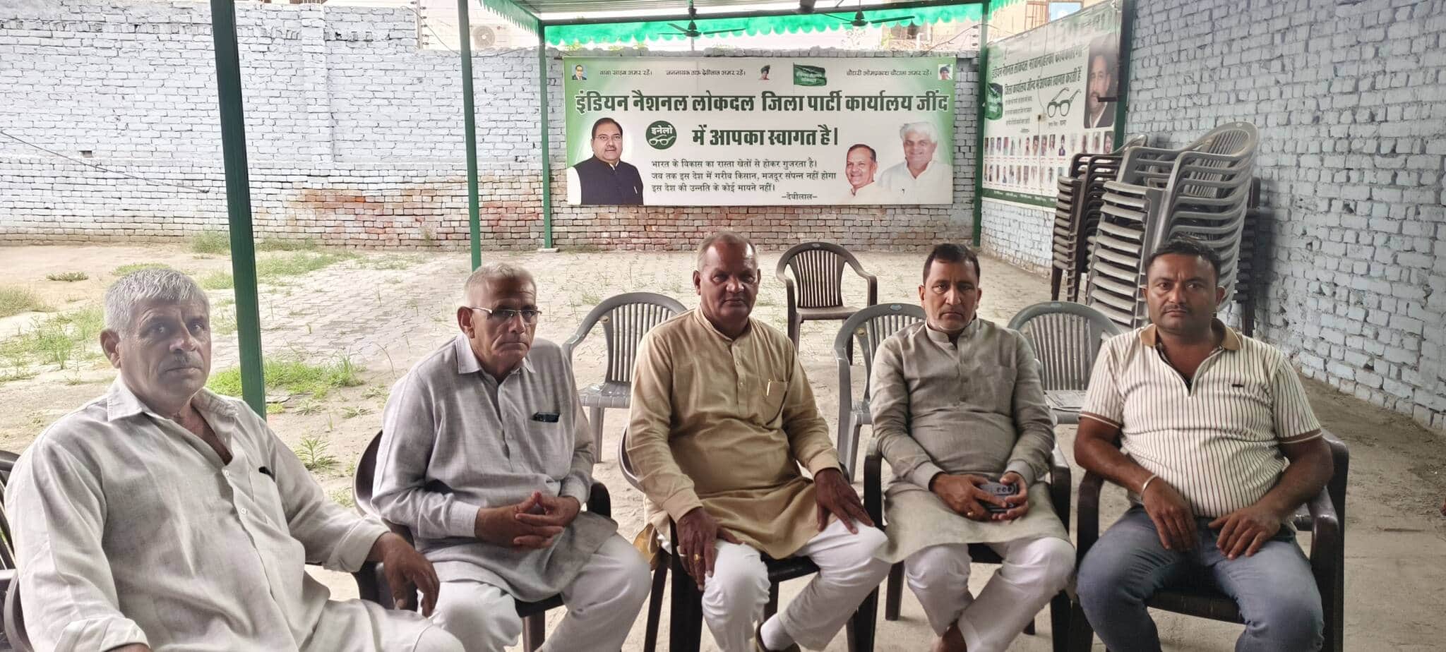 31जेएनडी07: इनेलो कार्यकर्ता किसानों की समस्याओं के समाधान के लिए बैठक करते हुए। स्रोत कार्यकर्