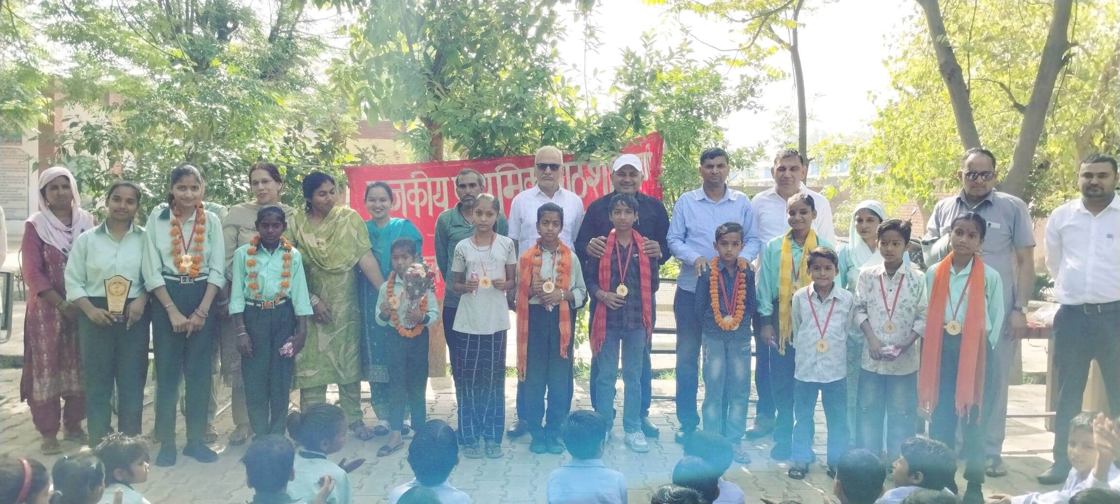 31जेएनडी08: सभी विद्यार्थियों को सम्मानित करते हुए विद्यालय स्टाफ सदस्य। स्रोत संस्थान।