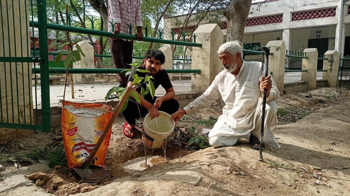 31जेएनडी09: पौधरोपण करते हुए प्रो. जयपाल। स्रोत संस्थान।