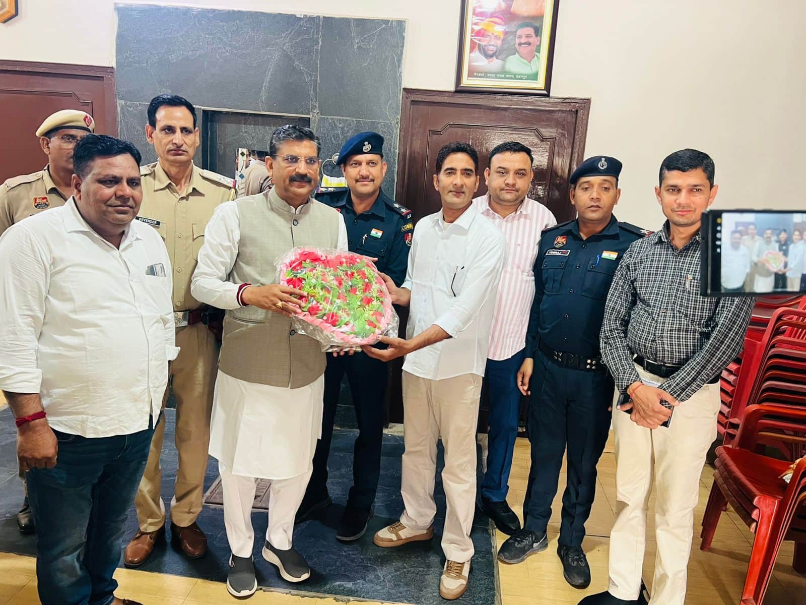 31जेएनडी11: एएसआई संदीप कुमार को पुष्प गुच्छ देकर सम्मानित करते हुए कैबिनेट मंत्री कृष्ण कुमार 