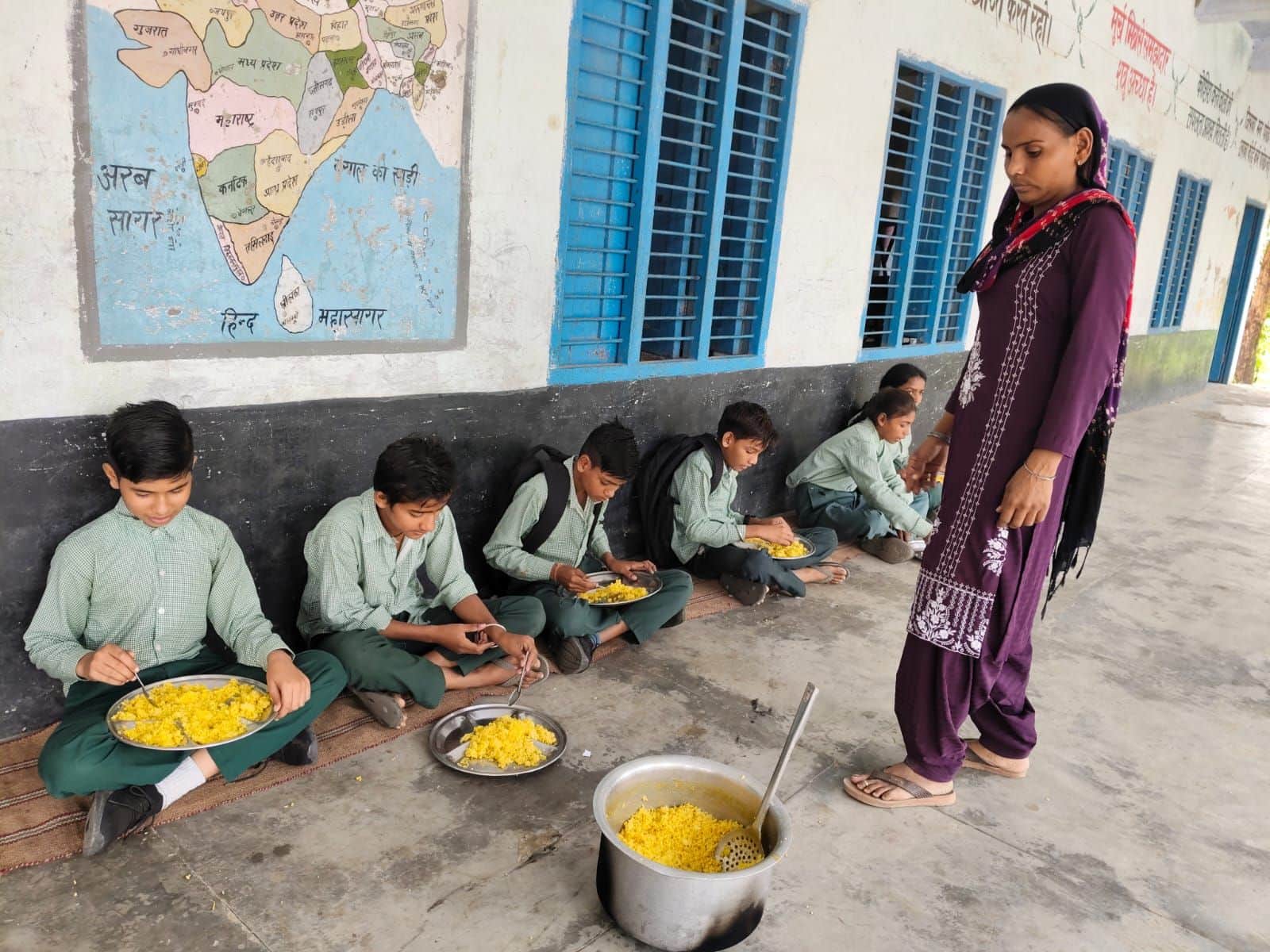 31जेएनडी12: बरसाना गांव के स्कूल में मिड डे मील खाते बच्चे। सवांद