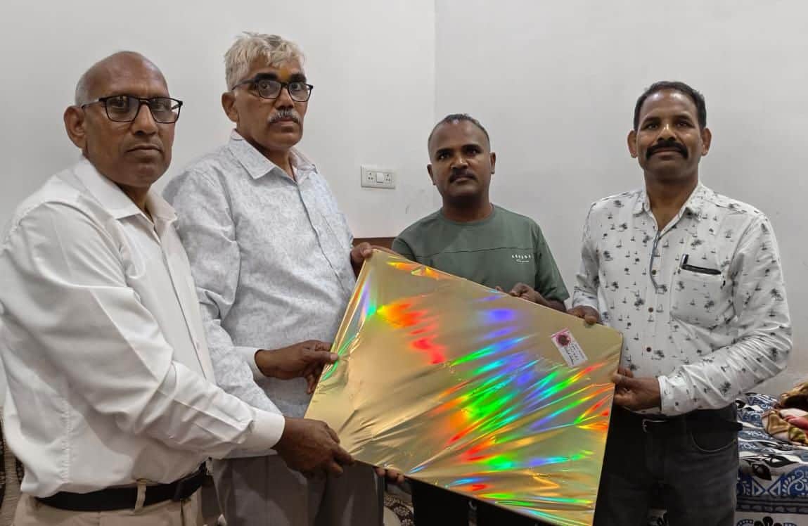 31जेएनडी14: सतीश कुमार को सम्मानित करते हुए यूनियन के सदस्य। स्रोत ग्रामीण