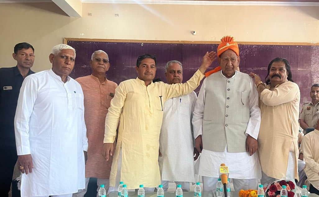 31जेएनडी18: विधानसभा क्षेत्र के विभिन्न हिस्सों का दौरा के दौरान ग्रामीण पगड़ी पहनाते हुए। स्रो