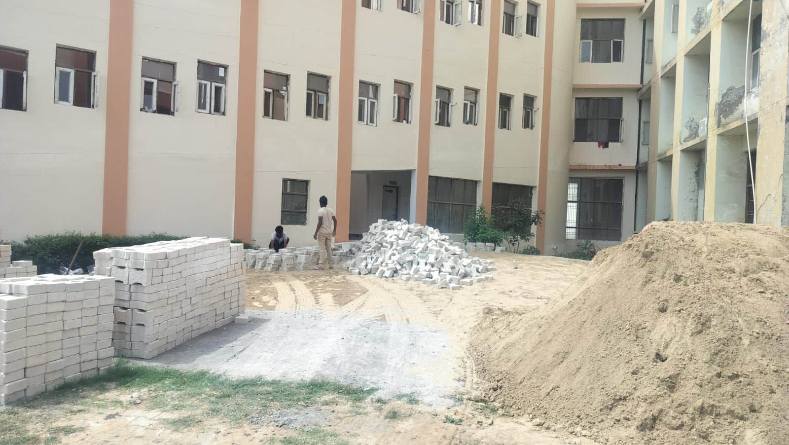 31जेएनडी22: गायनी वार्ड के पास रैंप पर चल रहा अंतिम चरण का काम। संवाद