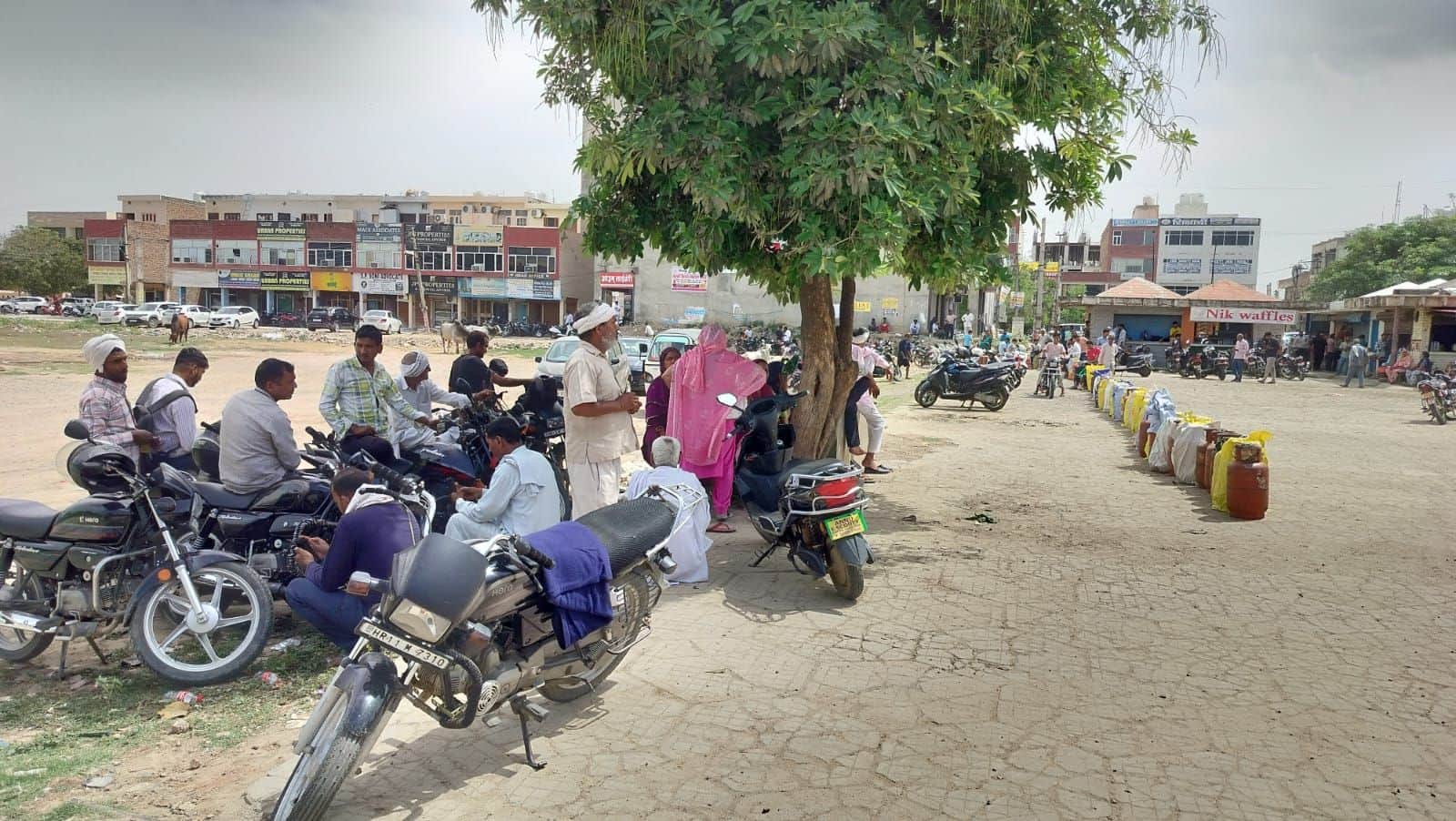 31जेएनडी29: हुडा ग्राउंड में दोपहर 12 बजे लगी उपभोक्ताओं की सिलिंडर की गाड़ी के इंतजार में लाइन