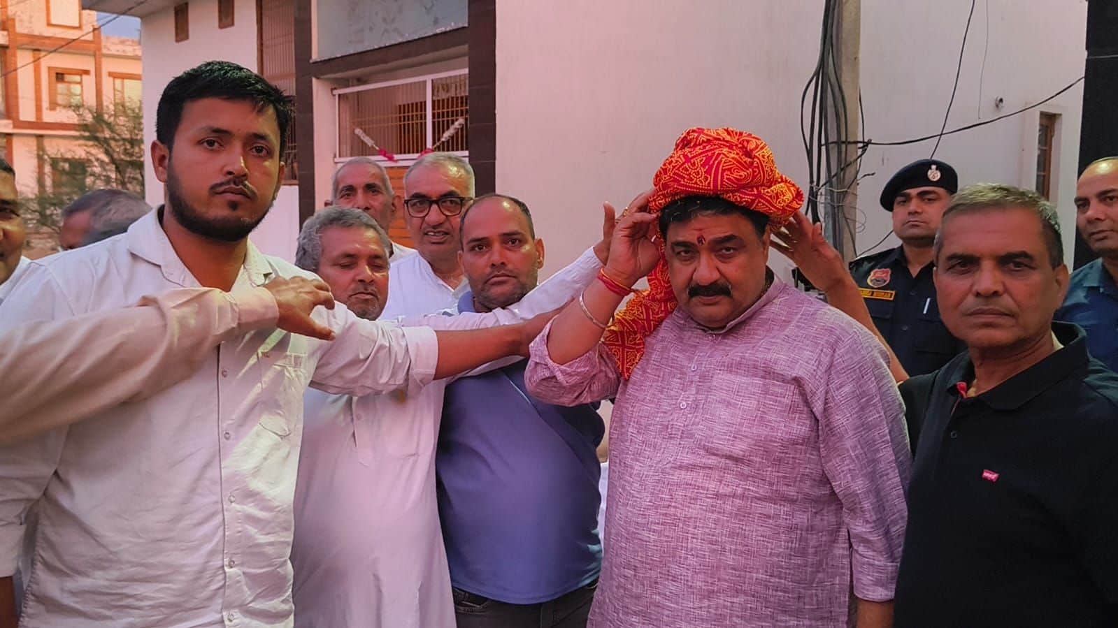 31जेएनडी30:निमंत्रण के दौरान कालोनी में डिप्टी स्पीकर डॉ. कृष्ण मिड्डा को सम्मानित करते हुए। स्