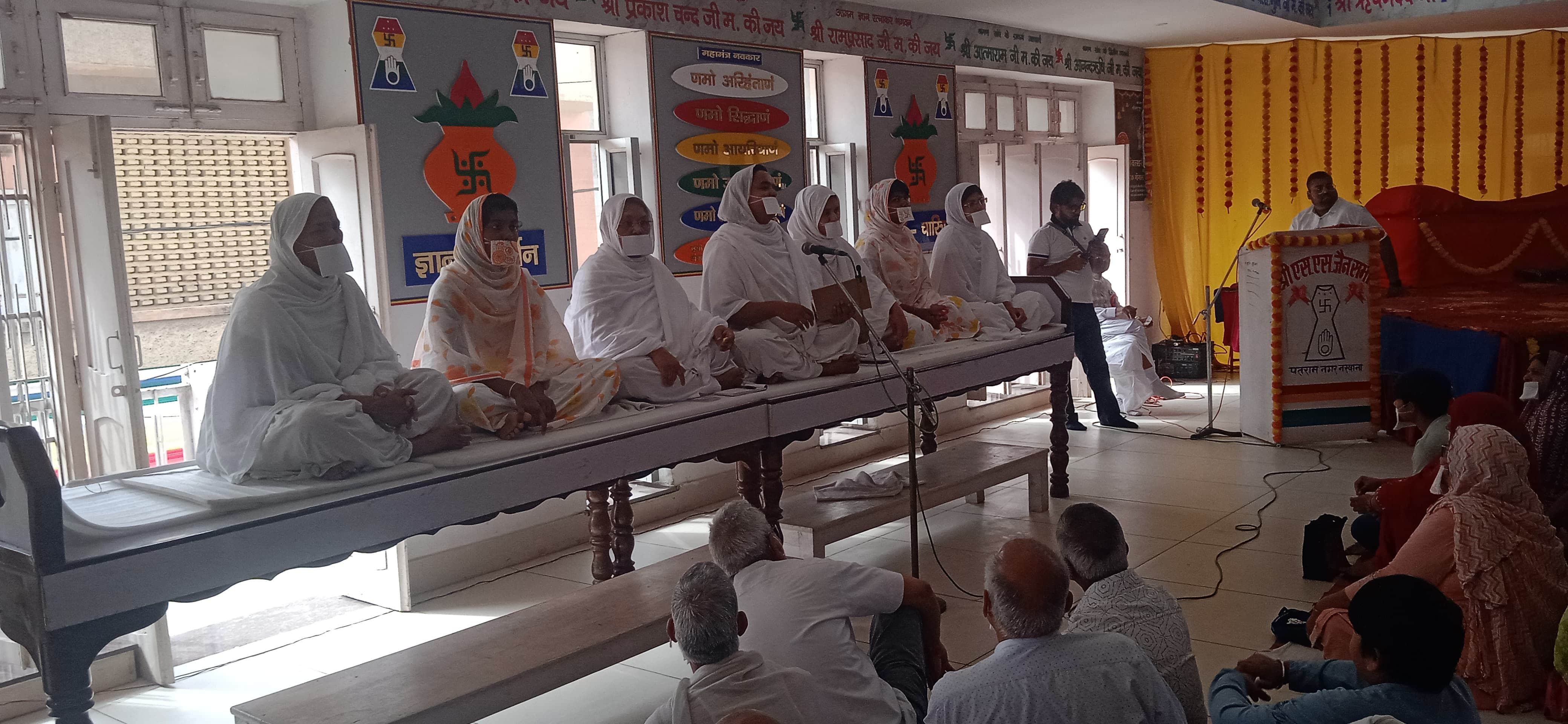 31जेएनडी31: कथावाचन करते हुए जैन साध्वियां। स्रोत:   साध्वी