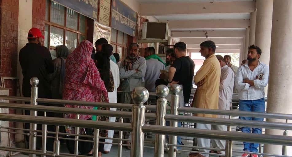 31जेएनडी32-तहसील कार्यालय के बाहर लगी लोगों की लाइन। फाइल फोटो