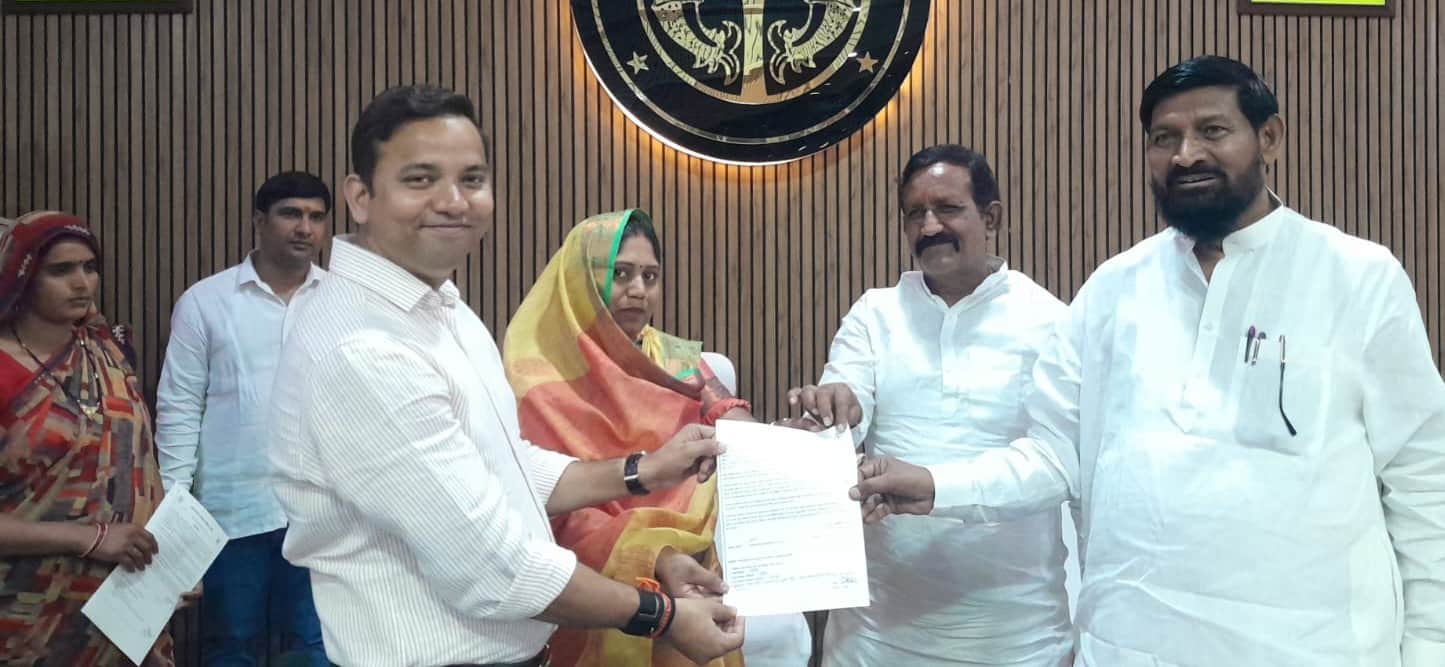 आंगनबाड़ी कार्यकत्रीयों को नियुक्ति पत्र वितरण करते जिपंअ अनिरूद्ध त्रिपाठी और प्रशासनिक अधिकारी