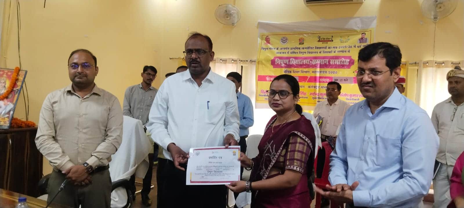 आंगनवाड़ी को पत्र देतें जिलाधिकारी।