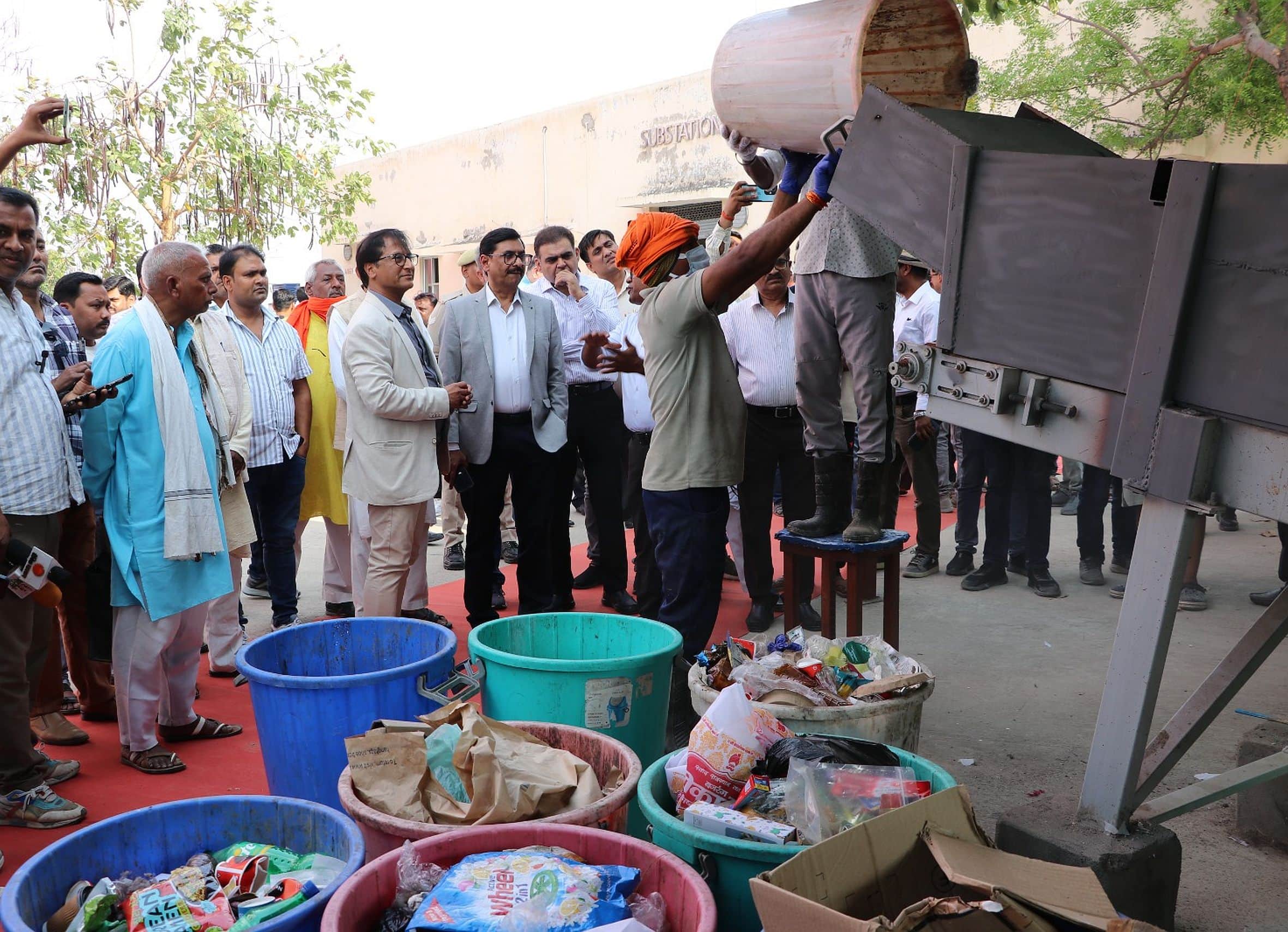 आरजीआईपीटी में अपशिष्ट पदार्थों से गैस बनाने की प्रक्रिया देखते संस्थान के अधिकारी व अन्य। स्