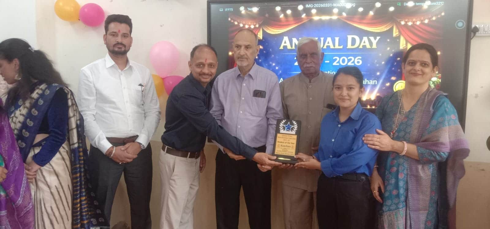 आस्था स्कूल नाहन में छात्रा को स्टूडेंट ऑफ द ईयर का खिताब देते मुख्यातिथि व अन्य। संवाद