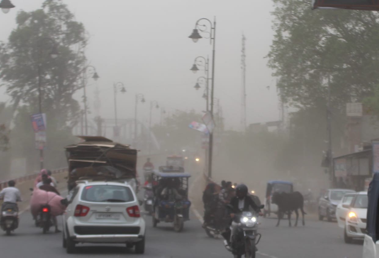 Weather takes a turn for the worse in the evening; farmers' worries mount.